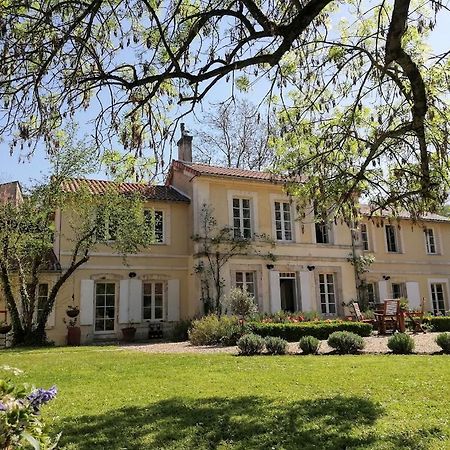 Le Domaine Des Platanes Panzió Bourg-Charente Kültér fotó