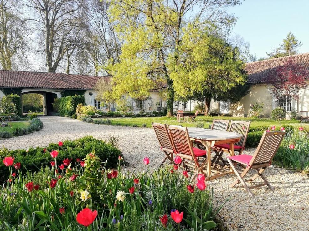 Le Domaine Des Platanes Panzió Bourg-Charente Kültér fotó