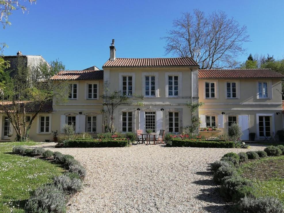 Le Domaine Des Platanes Panzió Bourg-Charente Kültér fotó