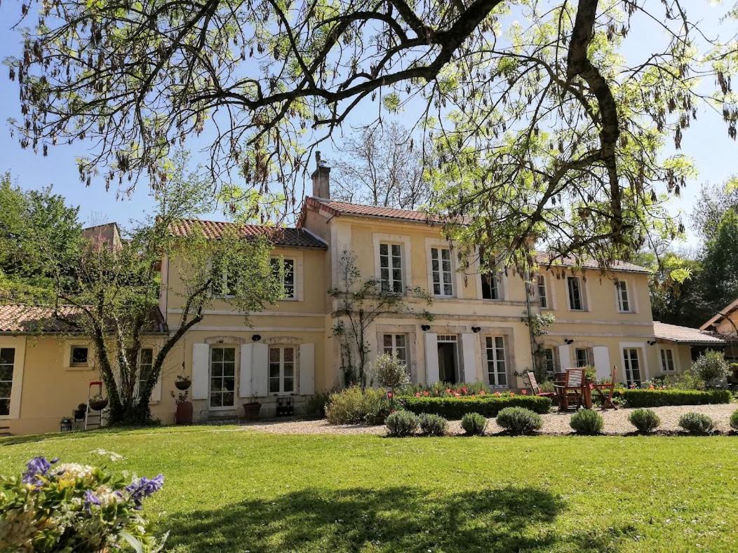 Le Domaine Des Platanes Panzió Bourg-Charente Kültér fotó