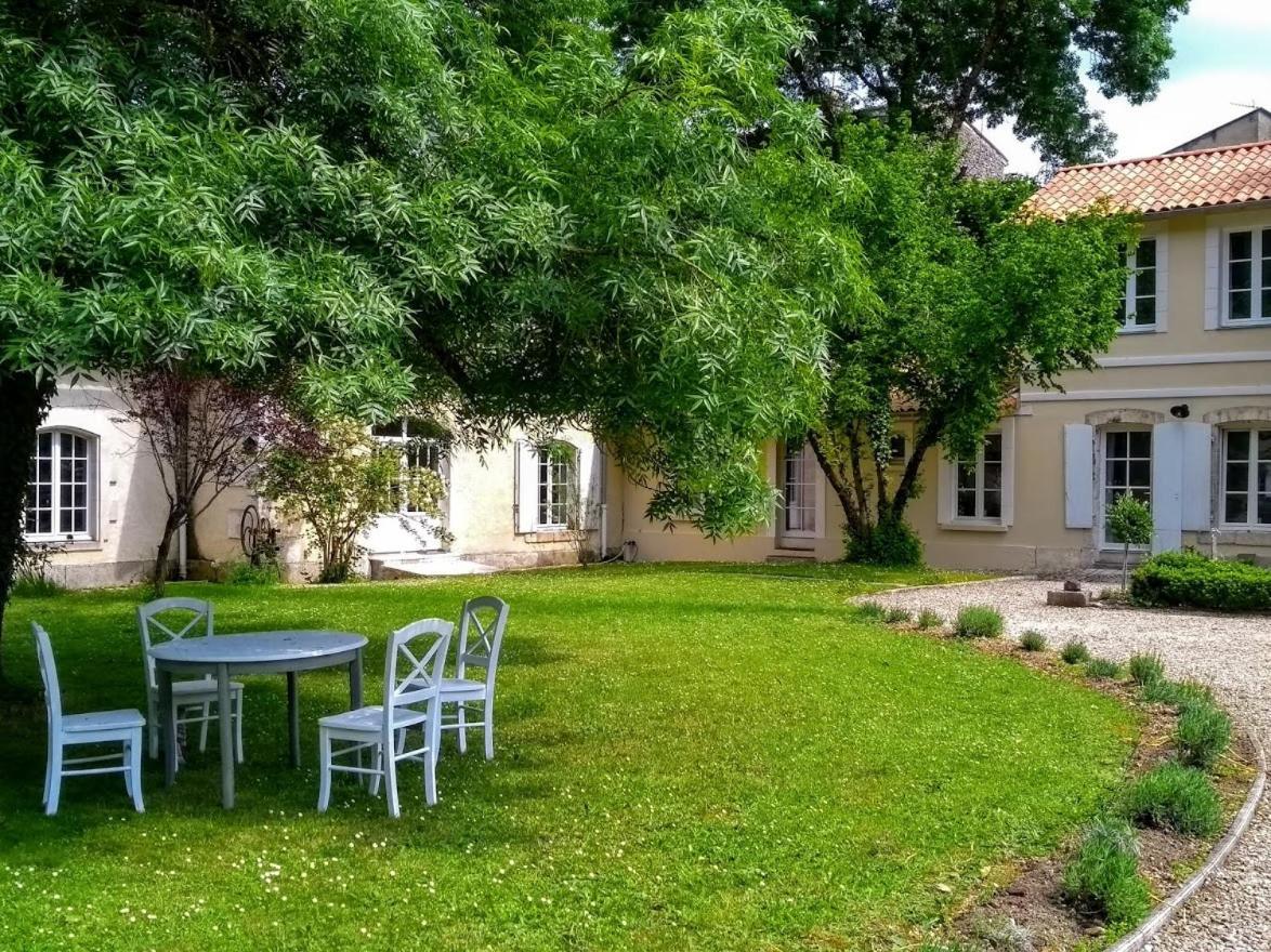Le Domaine Des Platanes Panzió Bourg-Charente Kültér fotó