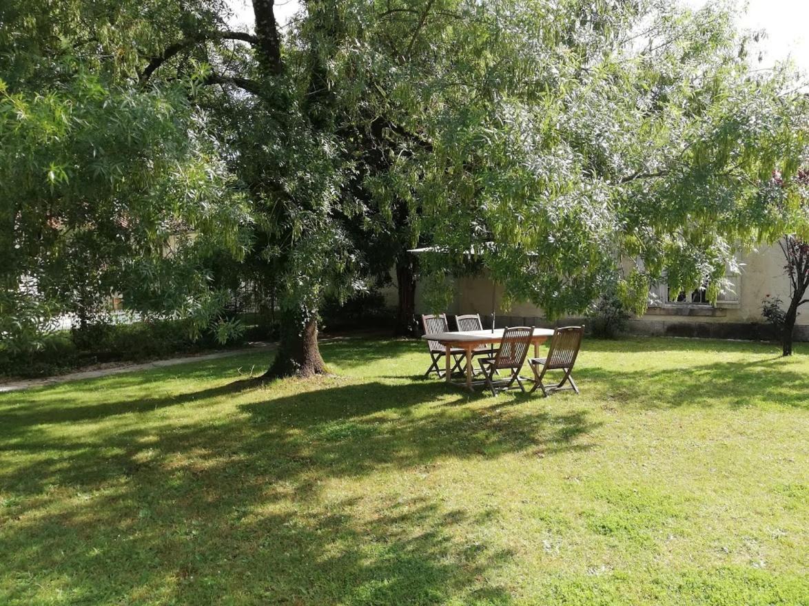 Le Domaine Des Platanes Panzió Bourg-Charente Kültér fotó