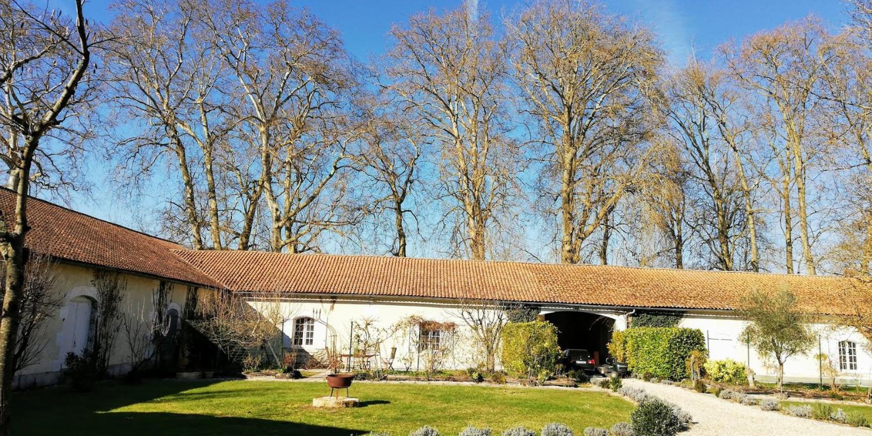 Le Domaine Des Platanes Panzió Bourg-Charente Kültér fotó