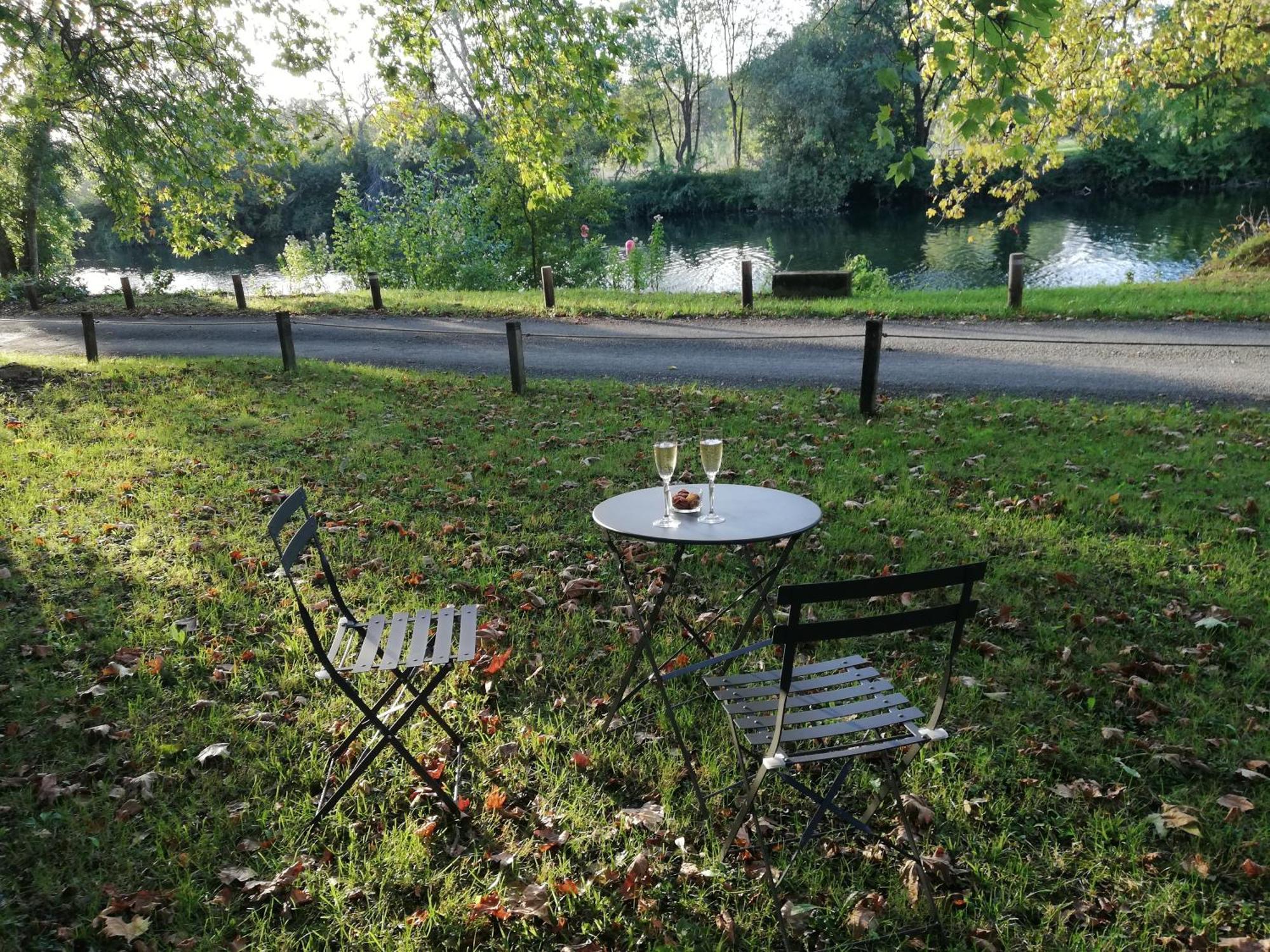 Le Domaine Des Platanes Panzió Bourg-Charente Kültér fotó