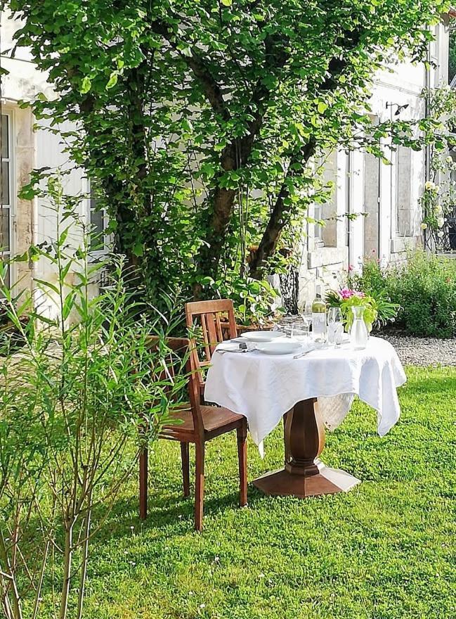 Le Domaine Des Platanes Panzió Bourg-Charente Kültér fotó