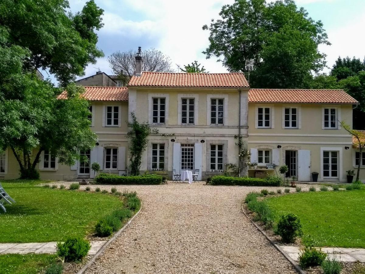 Le Domaine Des Platanes Panzió Bourg-Charente Kültér fotó