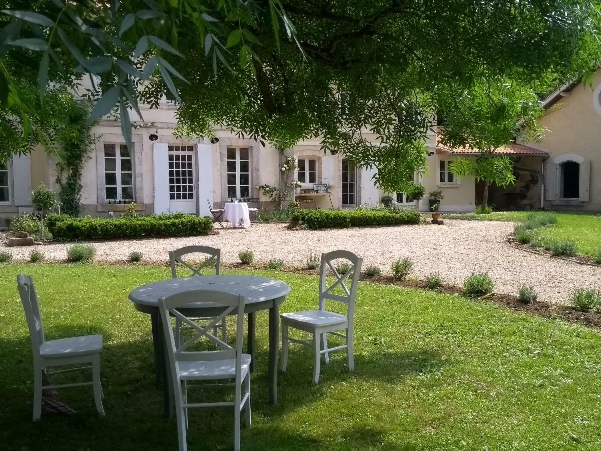 Le Domaine Des Platanes Panzió Bourg-Charente Kültér fotó