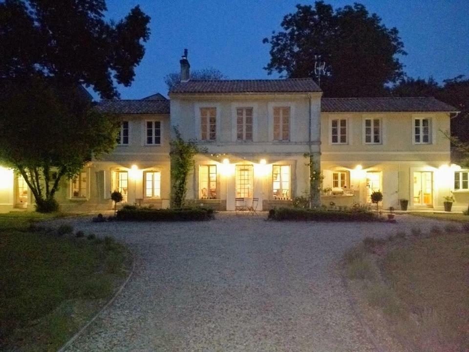 Le Domaine Des Platanes Panzió Bourg-Charente Kültér fotó